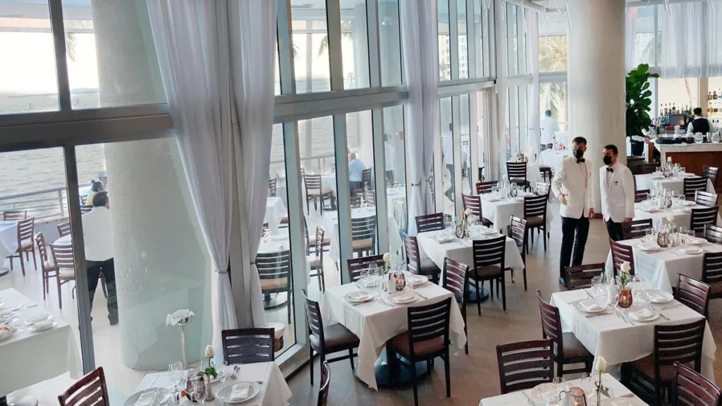 Il Gabbiano: um restaurante italiano com vista para a Baía de Biscayne, ideal para um jantar à luz de velas.
