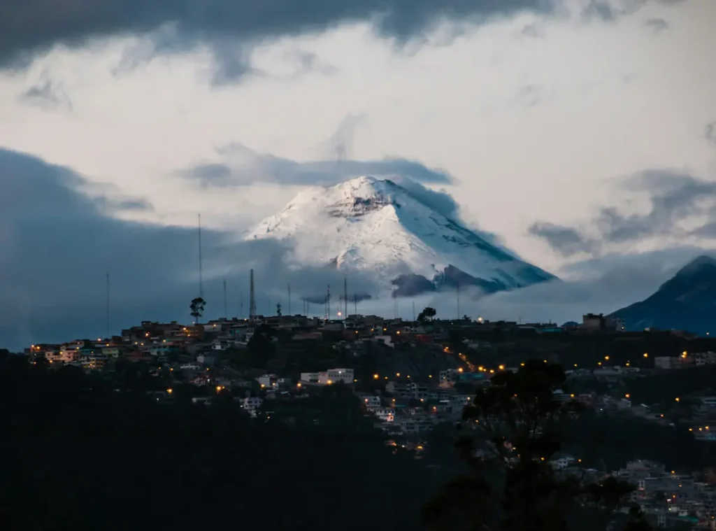 Quito, a capital do Equador, é uma ótima opção para quem quer gastar em dólar e continuar viajando pela América Latina (Créditos: César Viteri/Unsplash)