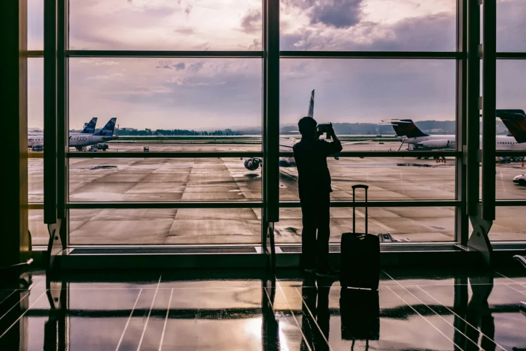 Homem em aeroporto