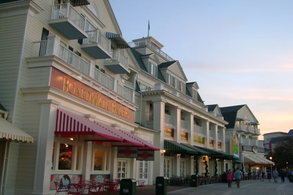 Lojas e restaurantes em frente ao hotel BoardWalk Inn, na Disney