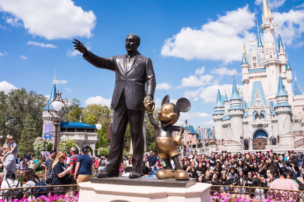 Estátua de Walt Disney no Magic Kingdom, com Castelo da Cinderela ao fundo