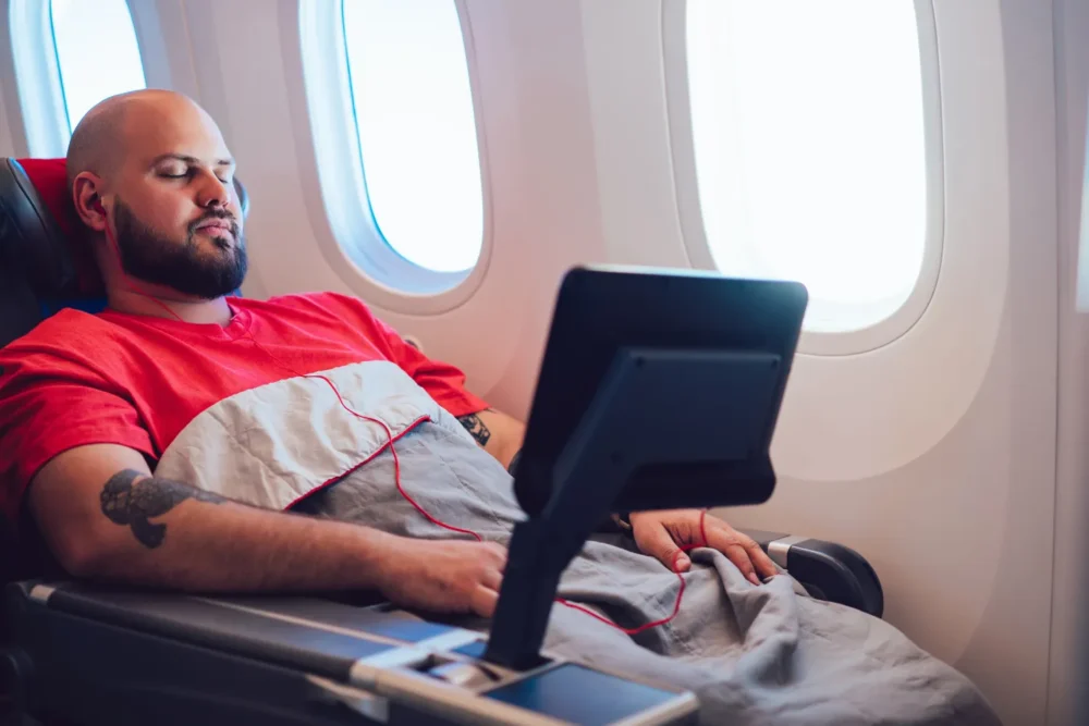 Passageiro descansa em poltrona de avião